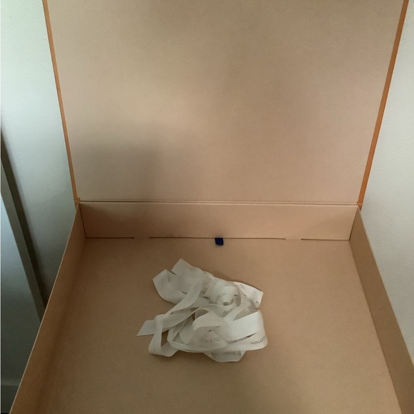 Large Louis Vuitton Gift Box 🌸 - Picture 2 of 2